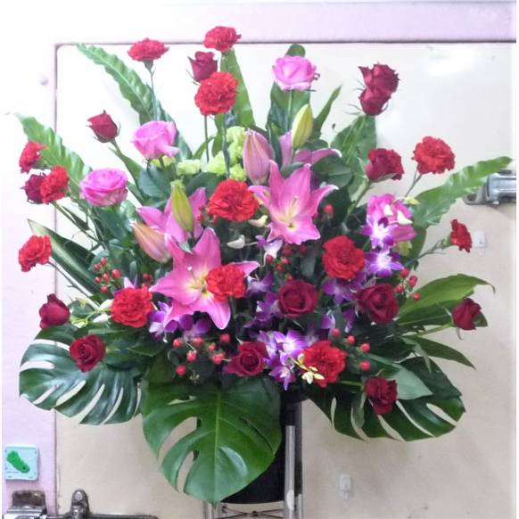 赤バラが入ったお祝いスタンド