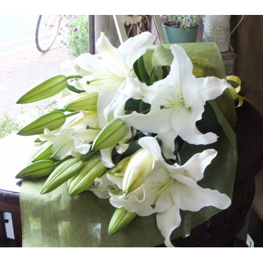 白ユリの花束