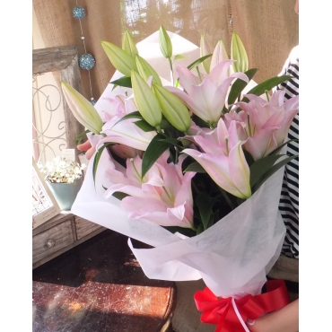 ピンクユリの花束