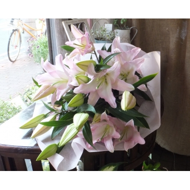 ピンクユリの花束