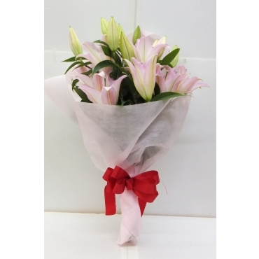 ピンクユリの花束